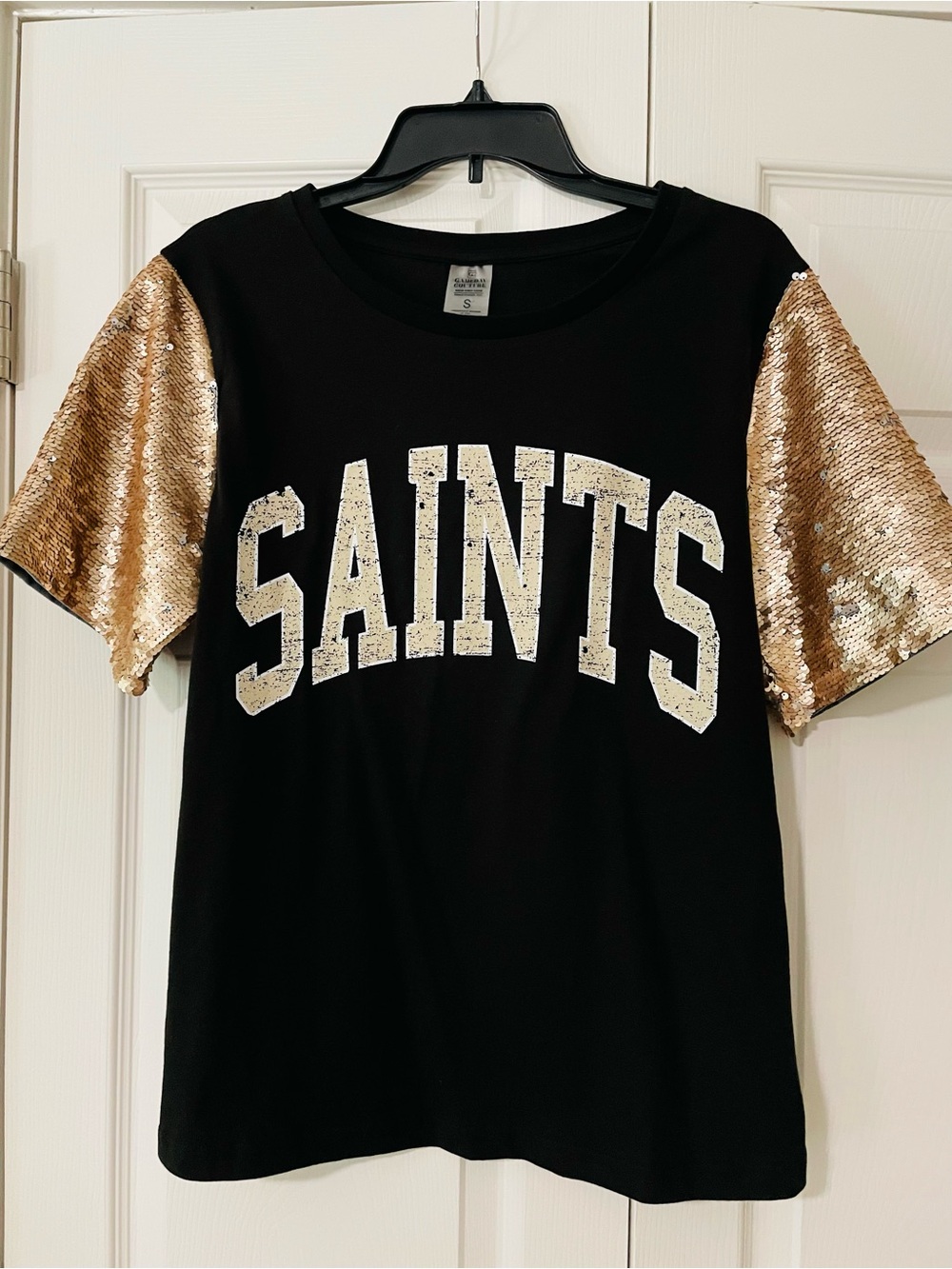 GAMEDAY COUTURE New Orleans SAINTS Short Sleeve Sequin Sleeve Tee - Black & Gold